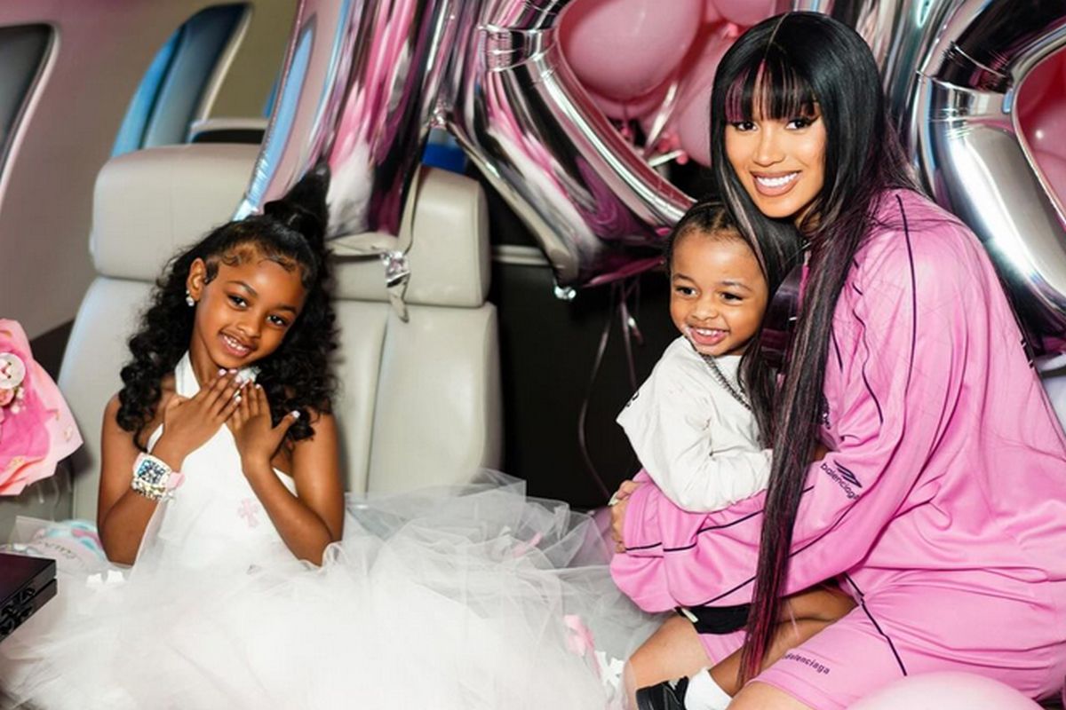 Cardi B com os filhos