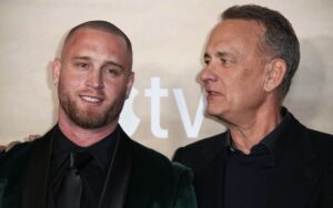 Música de filho de Tom Hanks vira tema de grupos de ódio nos EUA