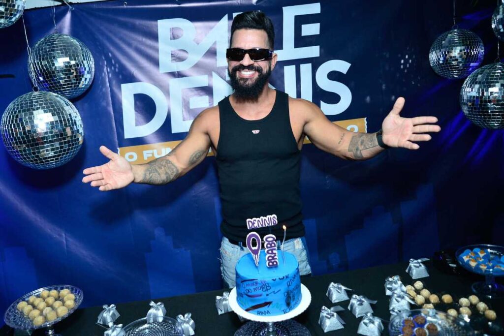 Dennis DJ comemorando aniverário em baile