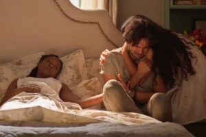 Dona Manuela (Valdineia Soriano) morrendo e Artur (Túlio Starling) sendo consolado por Quinota (Larissa Bocchino) em No Rancho Fundo