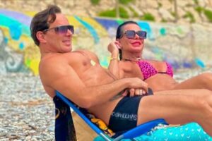 esdras de souza e gretchen em trajes de banho na praia