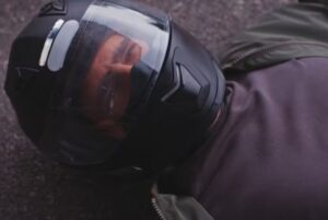 Família é Tudo: Tom (Renato Góes) cai da moto