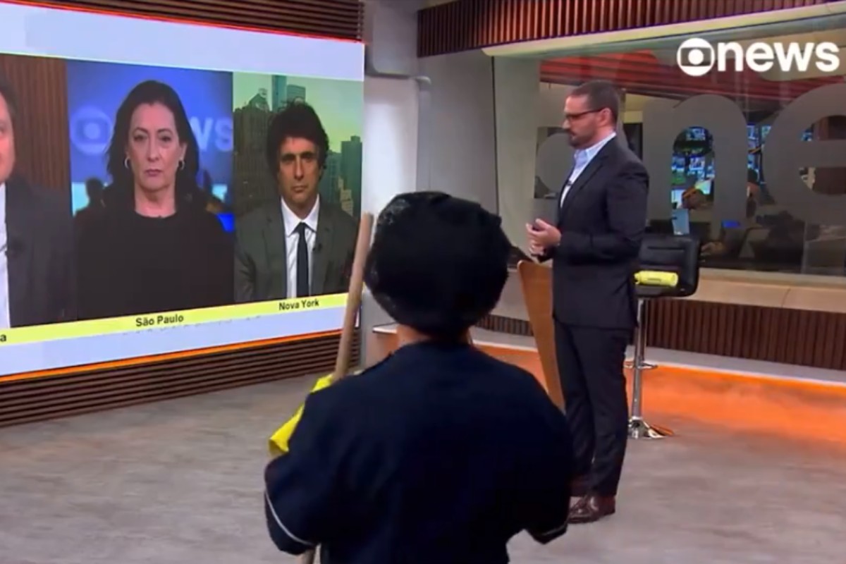 uma funcionária da limpeza "invadiu" o cenário do programa "Em Pauta" da GloboNews, interrompendo a transmissão ao vivo.
