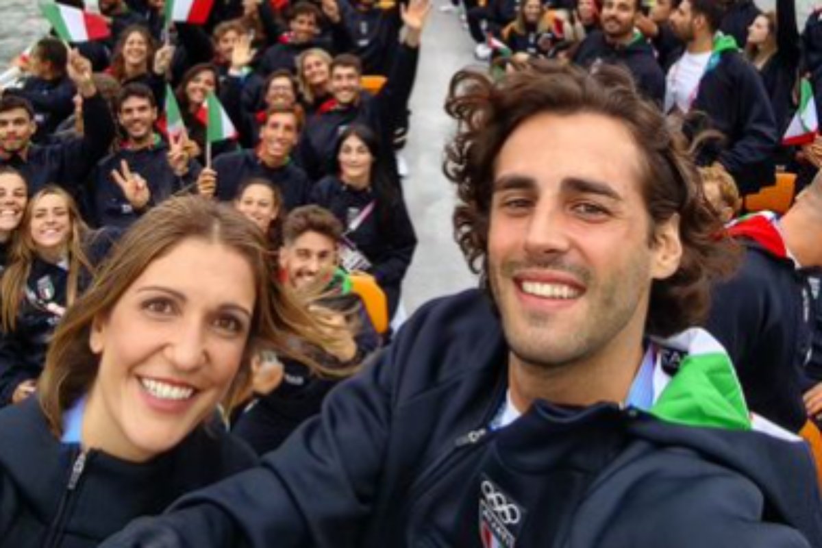 atleta Gianmarco Tamberi no barco da delegação da itália na abertura da olimpíadas de 2016