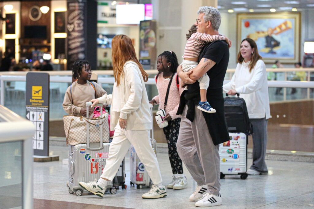 Giovanna Ewbank viaja com os filhos e os pais 