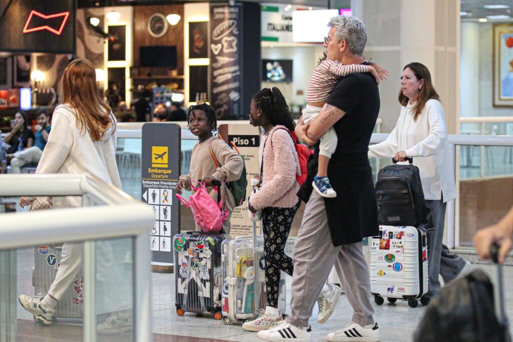 Giovanna Ewbank viaja com os filhos e os pais 