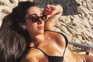 giovanna lima tirando selfie na praia