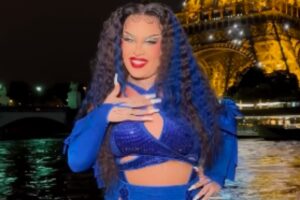 gloria groove posando em frente a torre eiffel