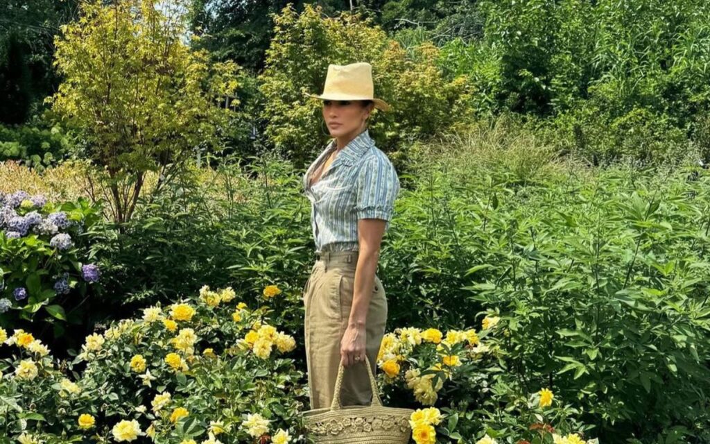 Jennifer Lopez cercada por flores