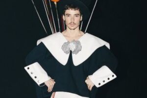 joão lucas posando com ombreiras igual a xuxa