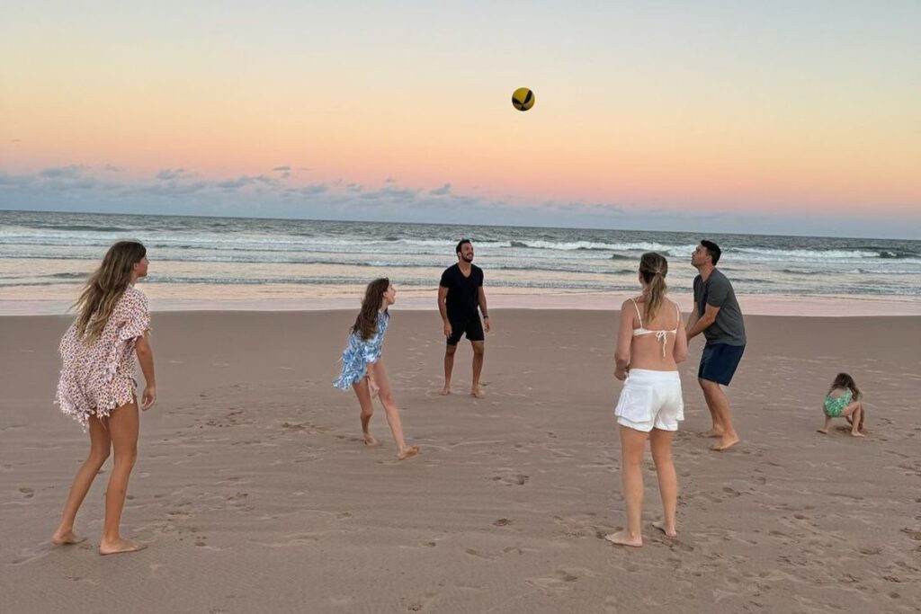 Gisele Bündchen mostrou o namorado Joaquim Valente jogando vôlei com a família dela