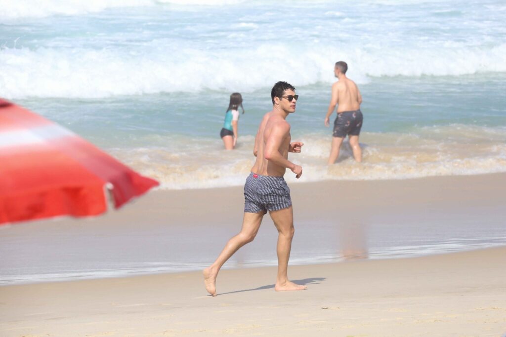 José Loreto correndo na praia