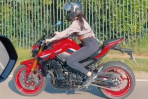 juliette freire andando de moto