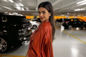 kelly key posando em estacionamento