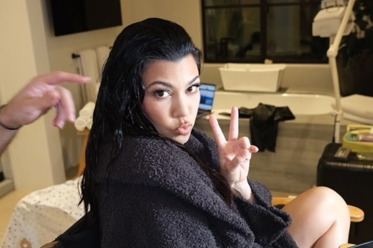 Kourtney Kardashian arrumando o cabelo