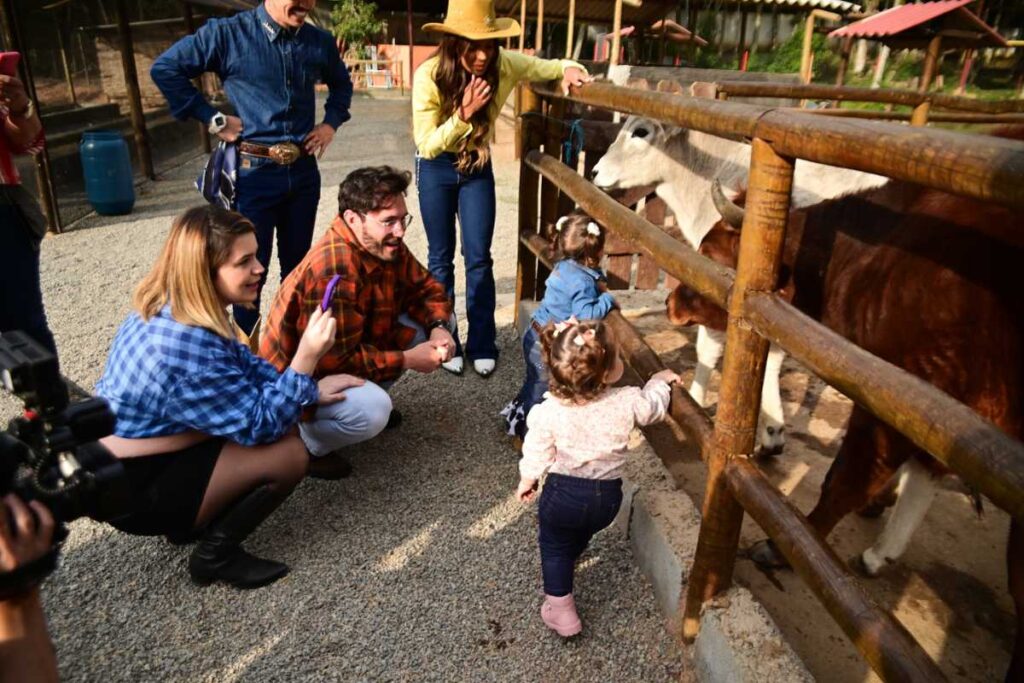 Lua e Pietra alimentando animais