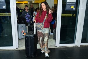 Marina Sena desembarca no aeroporto de Guarulhos