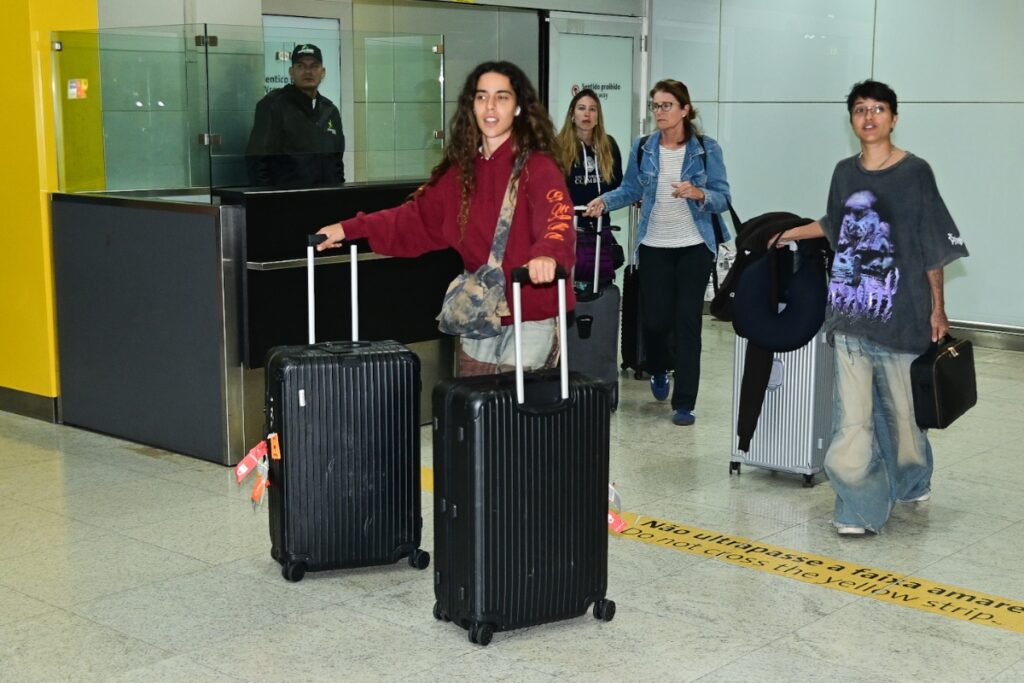 Marina Sena desembarca no aeroporto de Guarulhos