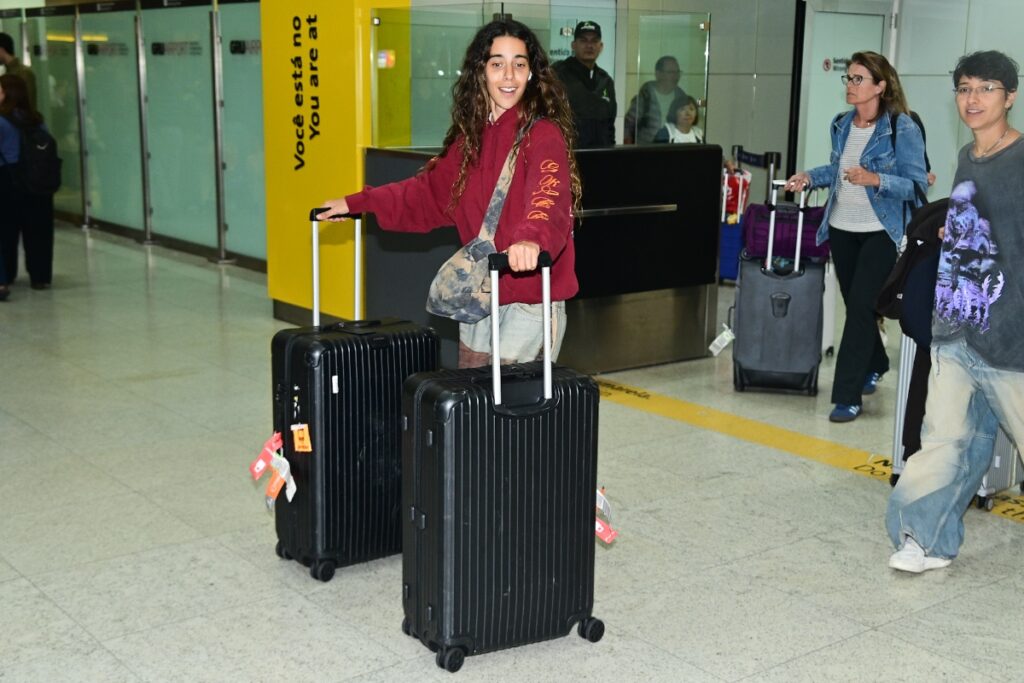 Marina Sena desembarca no aeroporto de Guarulhos