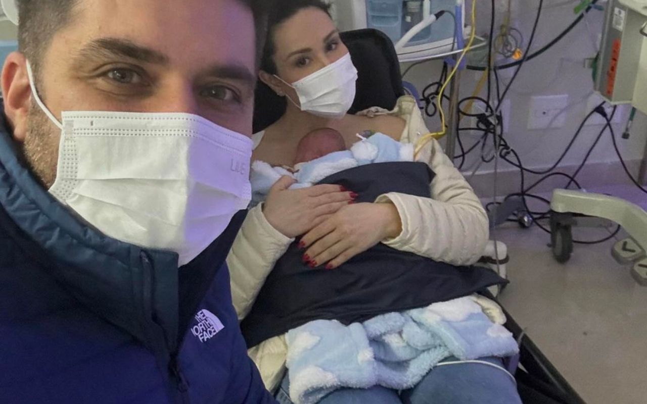 Nadja Haddad segura filho prematuro pela primeira vez