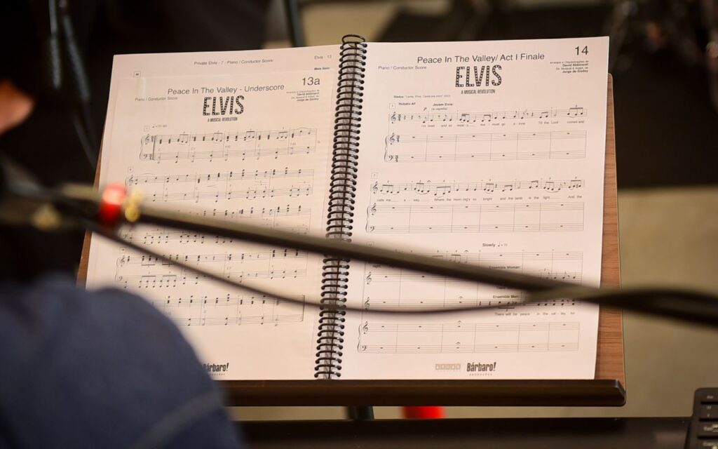 Elenco e orquestra do musical 'Elvis' se reúnem pela primeira vez