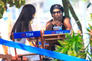 Ronaldinho Gaúcho e morena misteriosa