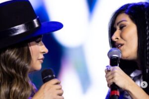 simone mendes e simaria cantando juntas no palco
