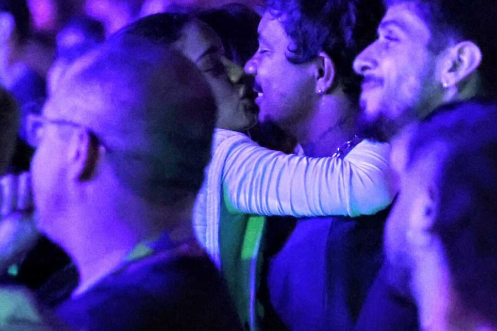 Sohie Charlotte e Xamã se beijado no Festival de Inverno do Rio