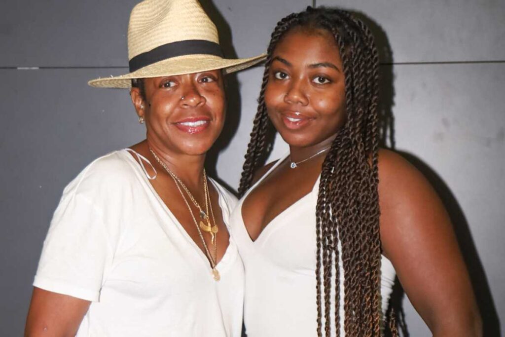 Tichina Arnold e filha desembarcando no Brasil