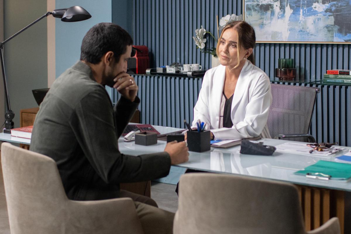 Dra. Dulce Sampaio (Monique Curi) diz para Tom (Renato Góes) que ele tem um aneurisma cerebral em Família é Tudo