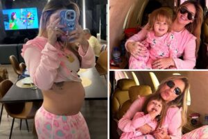 Virginia exibe barriga e posa com as filhas