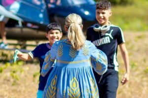 wanessa camargo recebendo filhos chegando de helicóptero na fazenda de zezé di camargo
