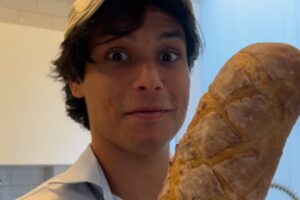 yan brito, tio de tatá werneck, posando com pão