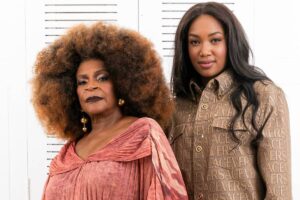 zezé motta e iza posando juntas