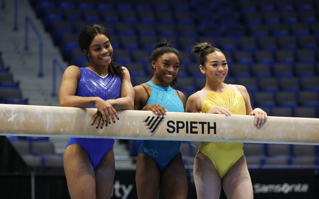 A ginasta Gabby Douglas, Simone Biles e Sunisa Lee – Foto: Grosby Group