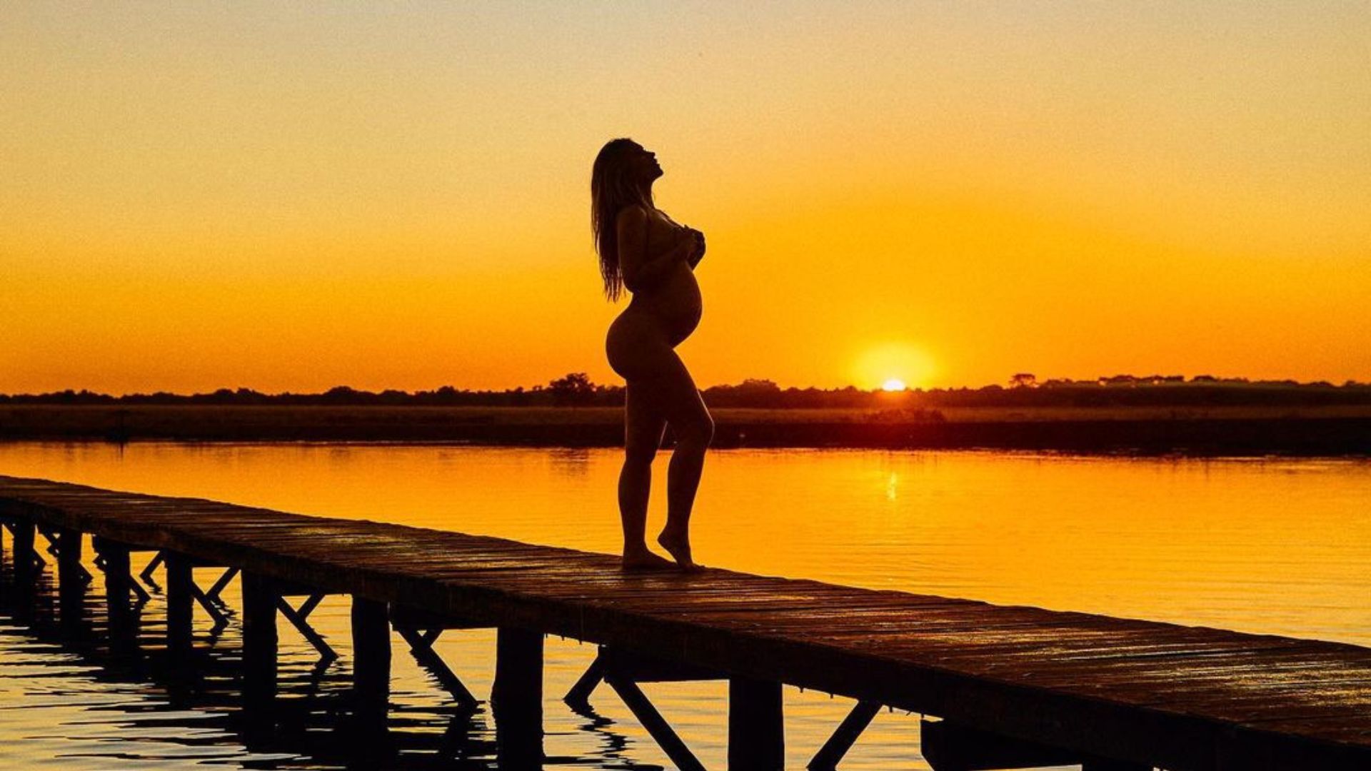 Virginia mostra barriga de nove meses ao por do sol