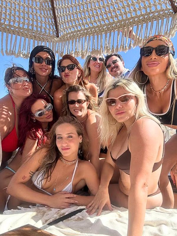 Anitta com amigas na Grécia