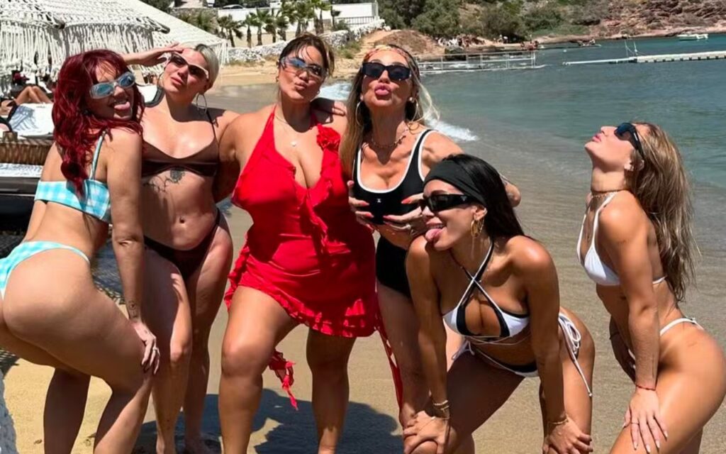 Anitta na Grécia com amigas