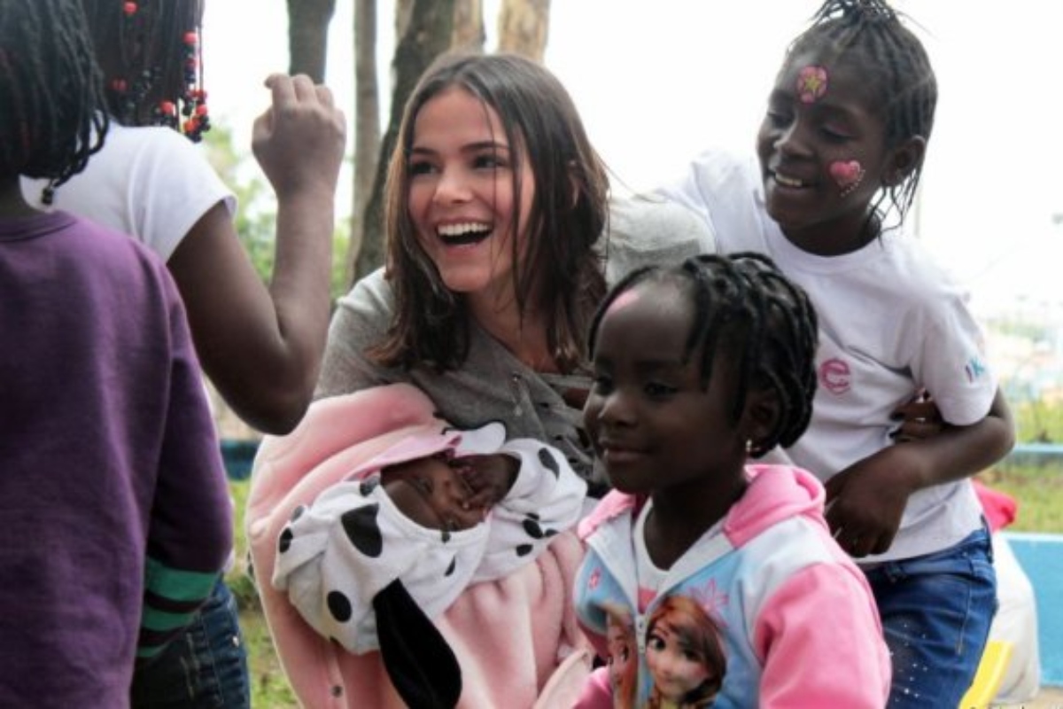 Bruna Marquezine e crianças africanas