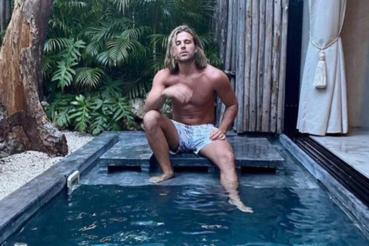 daniel sancho sem camisa em piscina