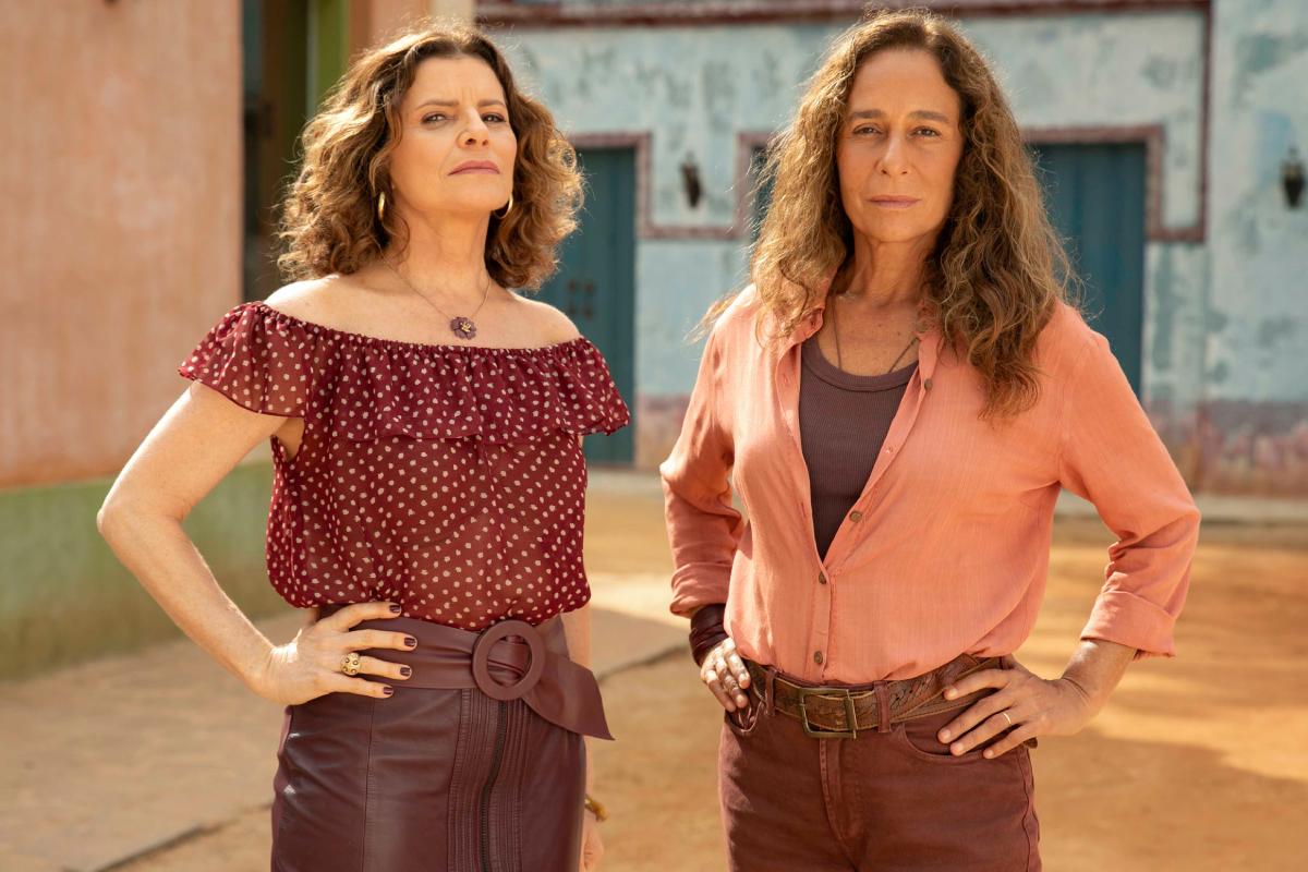 Deodora (Debora Bloch) e Zefa Leonel (Andrea Beltrão) em "No Rancho Fundo"