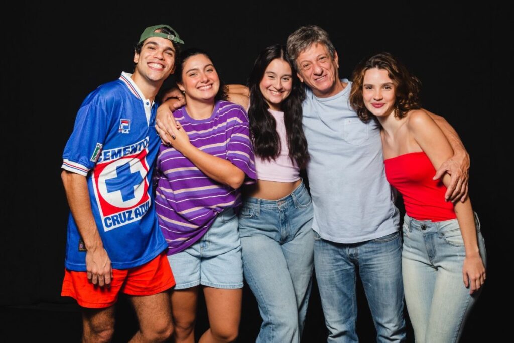 Bernardo Coimbra, Julia Iorio, Luiza Lewicki, Isabel Castello Branco e o diretor Ernesto Piccolo