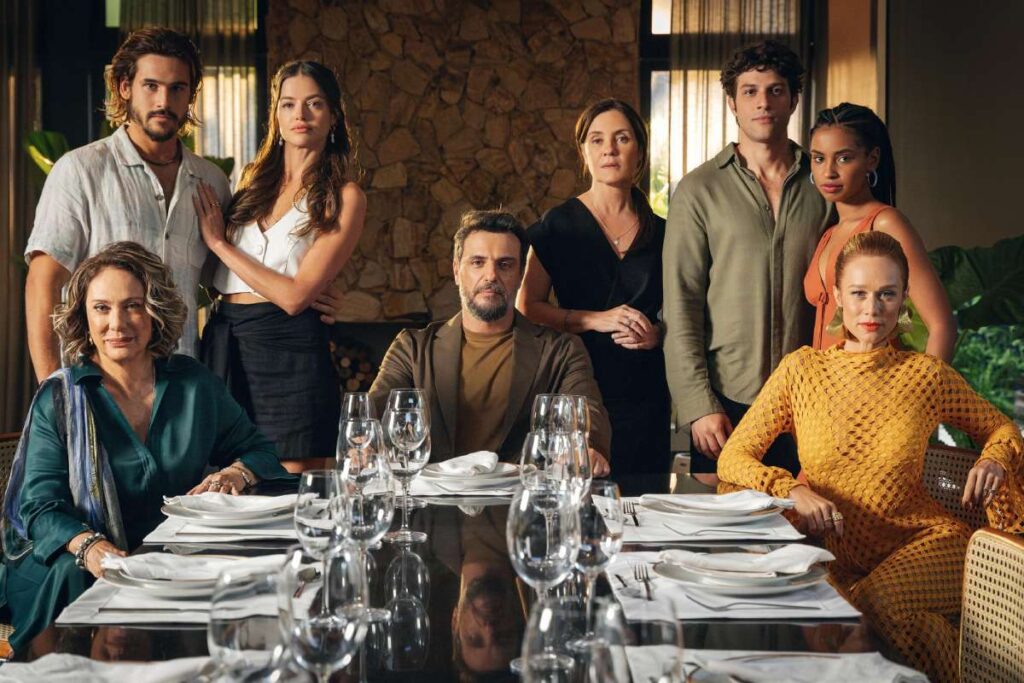 Berta (Eliane Giardini), Rudá (Nicolas Prattes), Luma (Agatha Moreira), Molina (Rodrigo Lombardi), Mércia (Adriana Esteves), Mavi (Chay Suede), Viola (Gabz) e Ísis (Mariana Ximenes) em Mania de Você