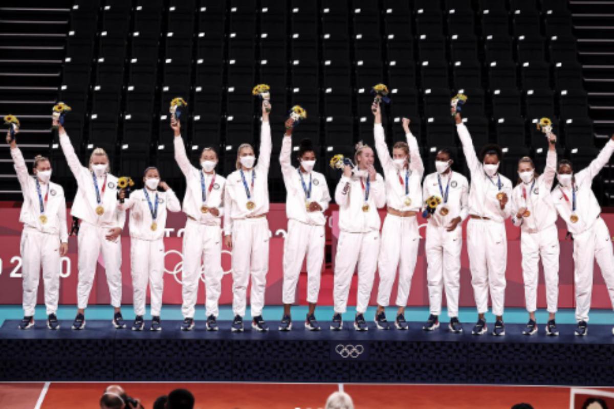 jogadoras de vôlei recebendo medalha de prata na olimpíada de paris