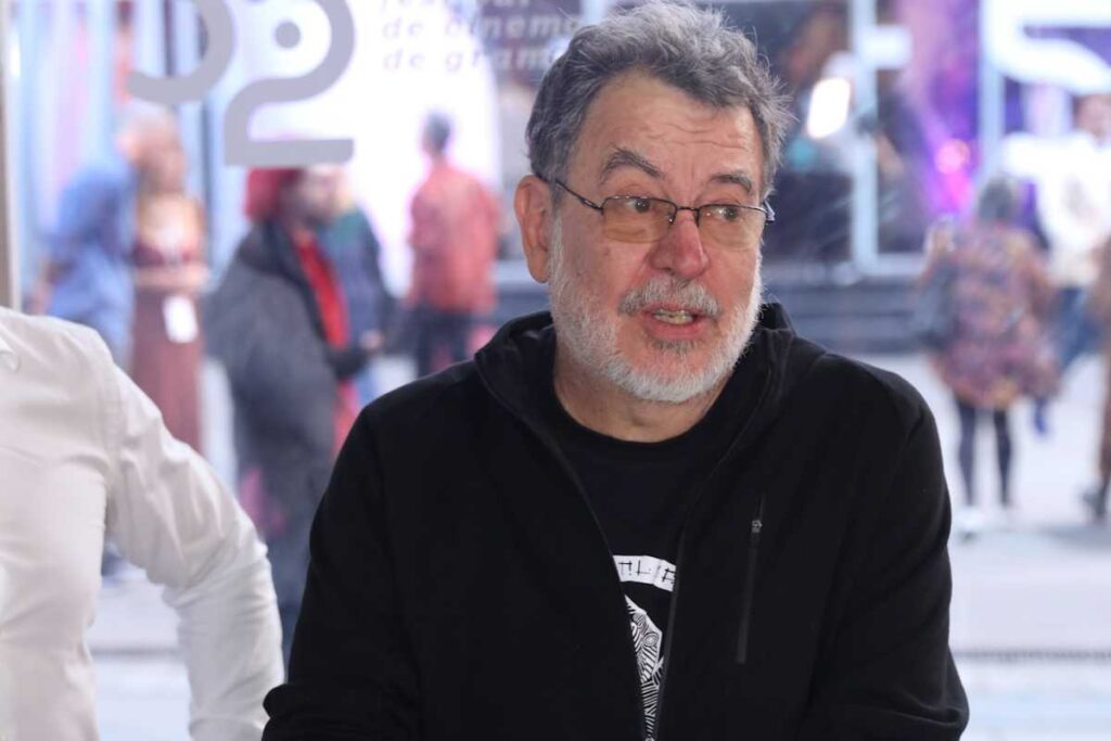 Jorge Furtado carimbando a mão na calçada da fama no Festival e Gramado