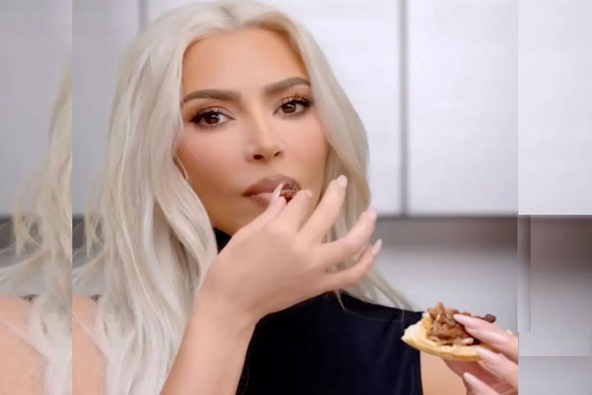 Kim Kardashian comendo