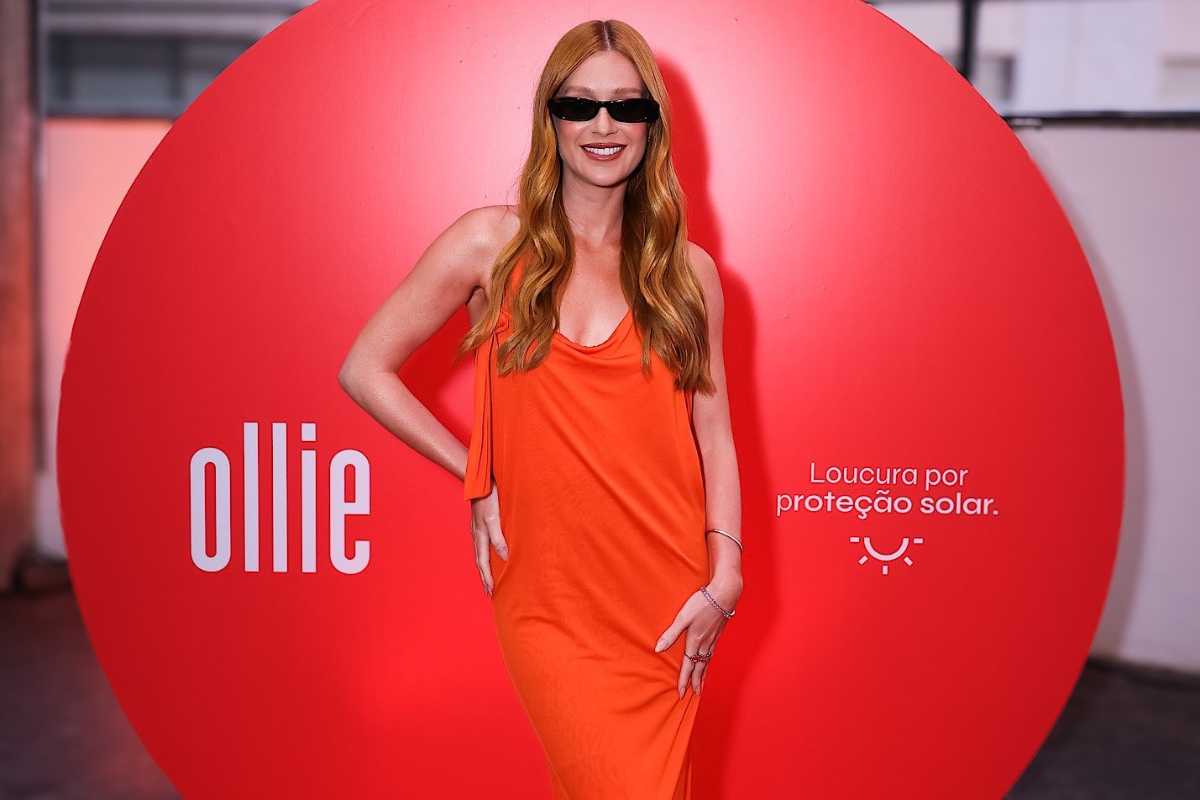 Marina Ruy Barboa sensual com vestidão laranja em evento