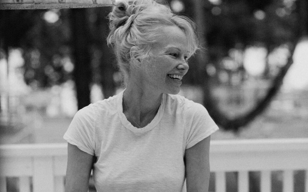 Pamela Anderson conta por que abandonou Hollywood e a maquiagem