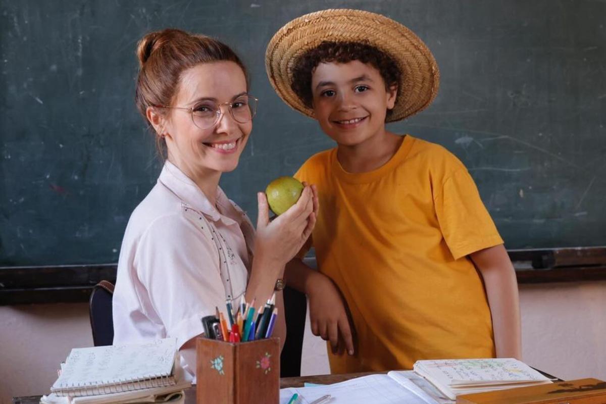 Débora Falabella como professora Marocas e Isaac Amendoim como Chico Bento no filme "Chico Bento e a Goiabeira Maraviósa"