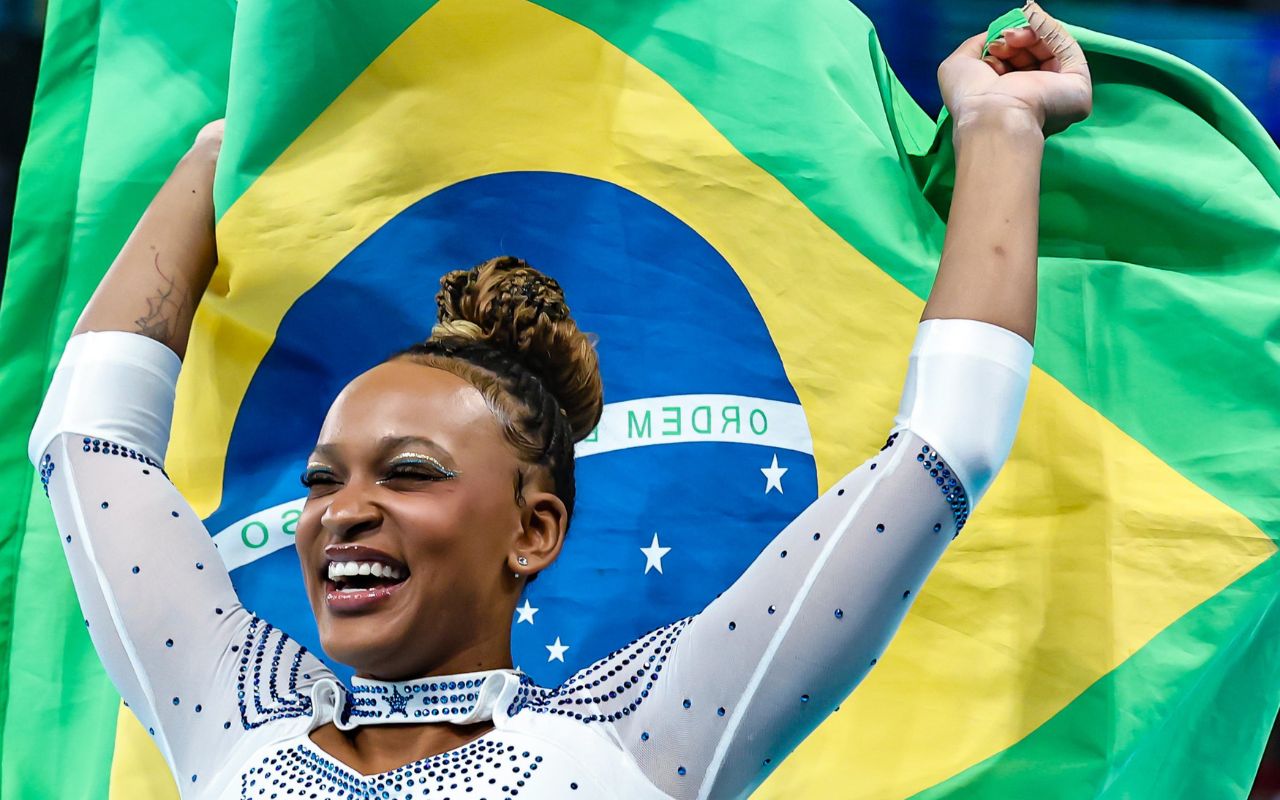 Rebeca Andrade comemora a conquista da medalha de prata no salto. Foto: Wander Roberto/COB